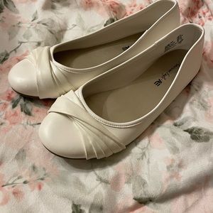 America Eagle White Flats size 9